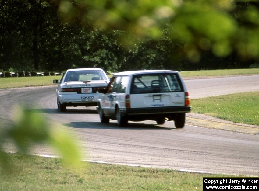 Charles Cunningham / Trygve Haugh Volvo 740 chases a Toyota Corolla