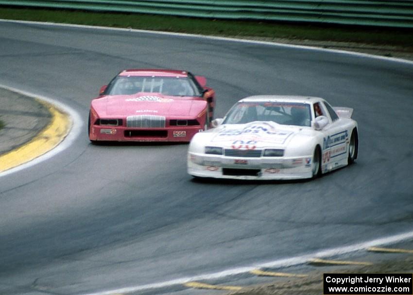 A.B. Coleman's Chevy Beretta keeps ahead of Craig Bennett's Buick Regal