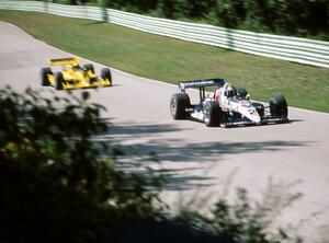 Al Unser Jr.'s Lola T-89/00/Chevy ahead of Rick Mears' Penske PC-18/Chevy