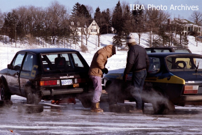 Erik Zenz helps change tires on the John Barron / Jeff Delahorne VW GTI