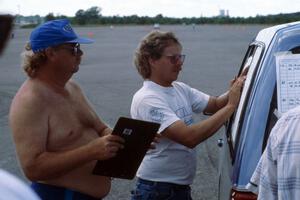 Don Gettinger helps Jerome Sybrant write down the scores