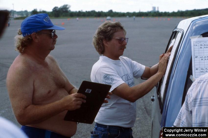 Don Gettinger helps Jerome Sybrant write down the scores