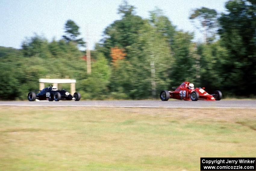 Don Lyddon, Jr.'s Swift DB-1 ahead of Ted Wittcoff's Reynard Mk. II