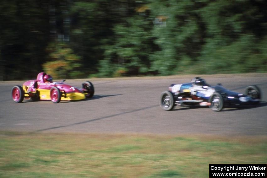 Formula Vees: Dave Erickson's Lynx B holds off Mike Kochanski's Lazer Mk. II through turn one