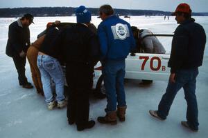 Showroom B drivers buzz around the Toyota Starlet of Dale Hoover / Mark Dysart