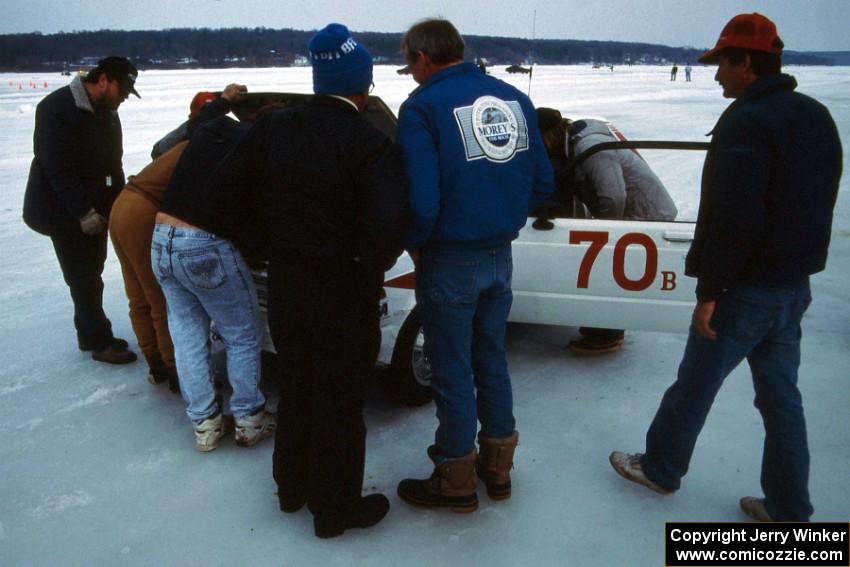 Showroom B drivers buzz around the Toyota Starlet of Dale Hoover / Mark Dysart