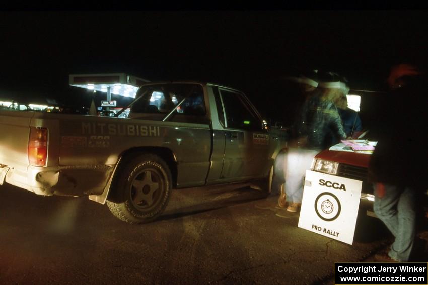 Chad Dykes / Pat Hanson Mitsubishi Pickup was a DNF late on day one, seen here leaving L'Anse service.