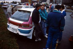 Rod Millen (in teal jacket) was on hand to help the Peter Moodie / Michael Fennell Mazda 323GTR team.
