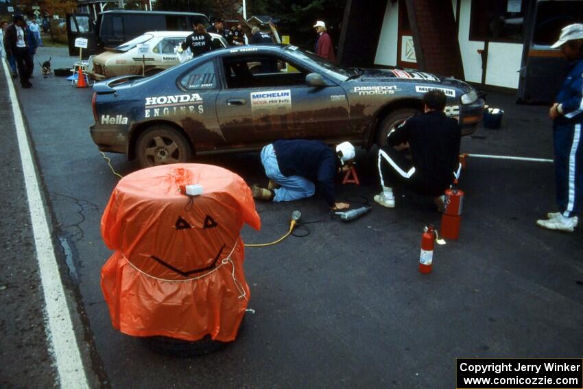 Jim Anderson / Ben Bradley Honda Prelude team make an unusually festive tire warming device.