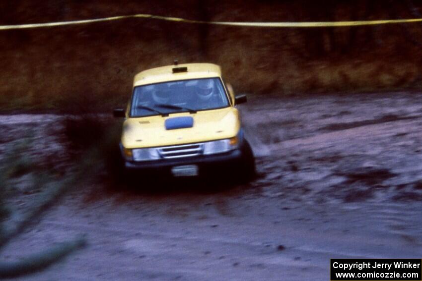 Sam Bryan / Rob Walden in their SAAB 900 kick up gravel at the delta at Delaware.