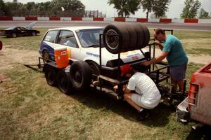 Mark Utecht helps load Fritz Wilke's CSP Honda Civic
