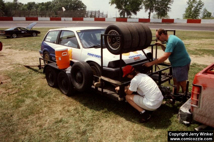 Mark Utecht helps load Fritz Wilke's CSP Honda Civic