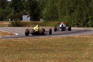 Formula Continental battle through turn six: Bill Wiedner's Swift DB-3 leads Steve Thomson's ???