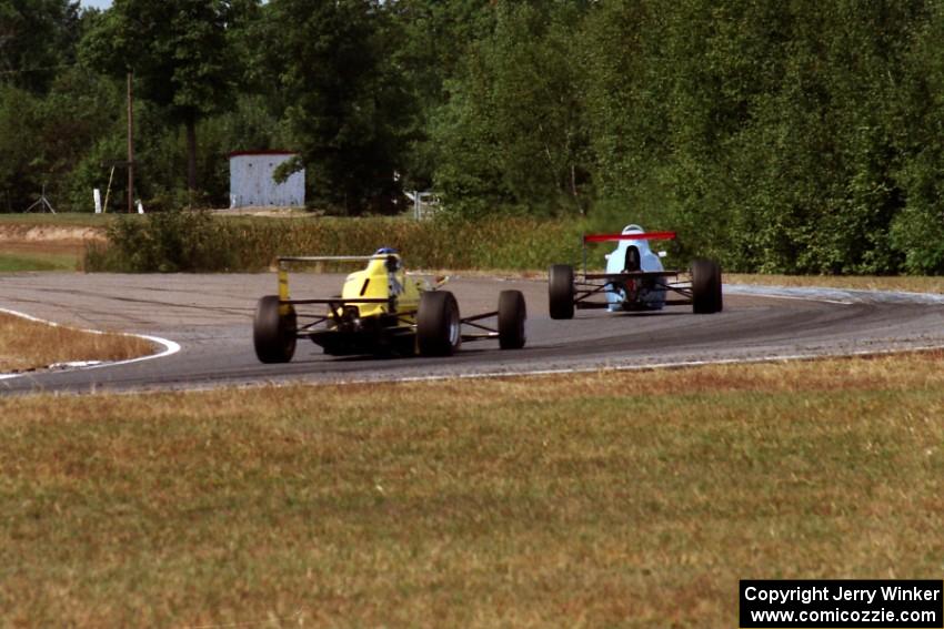 Formula Continental battle through turn six: Bill Wiedner's Swift DB-3 leads Steve Thomson's ???