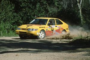 Sam Bryan / Rob Walden prepare for a fast right at the crossroads in their SAAB 900 Turbo.