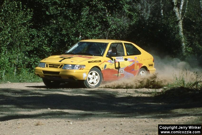 Sam Bryan / Rob Walden prepare for a fast right at the crossroads in their SAAB 900 Turbo.