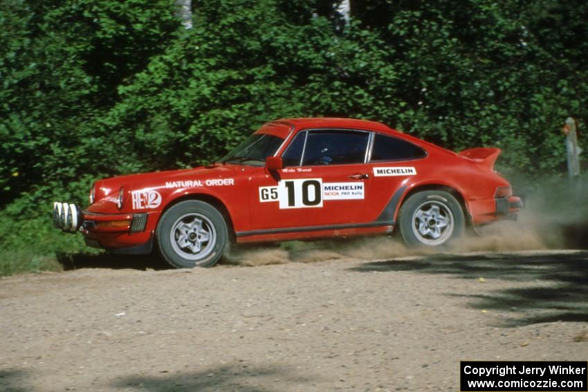 The Mike Hurst / Lynn Dillon Porsche 911 at speed through the crossroads.