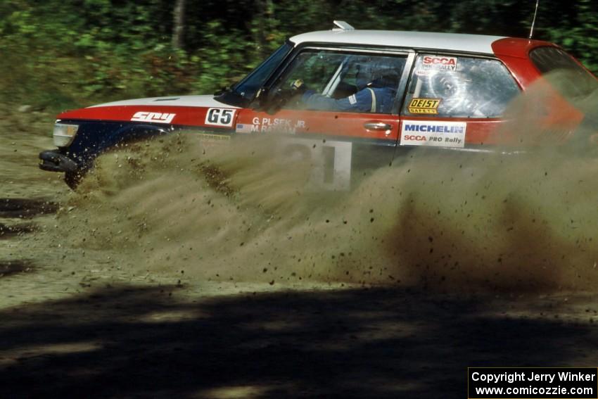 George Plsek / Renn Phillips nearly miss a call at the crossroads and come sliding to a stop in their SAAB 99.