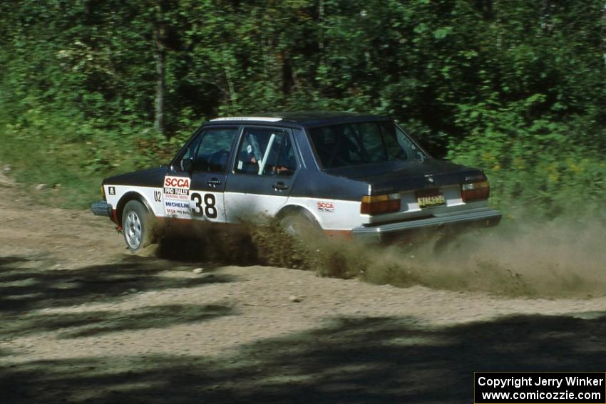 Eric Schroeder / Jennie Mynhier drift their VW Jetta GLI through the crossroads.