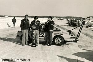 1974 IIRA season : Peter Kitchak and crew pose in front of his Porsche 911.