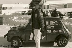 1974 IIRA season : Dewey Brohaugh's poses in front of his Mini Cooper