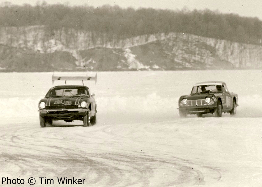 1974 IIRA season : Dave Chizek's Datsun 240Z leads Fred Zachau's Triumph TR-4.