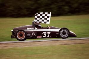 Bruce Livermore's Mysterian X-M2 Formula Vee takes the win