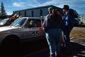 Ojibwe eventmasters Kerry and Karen Freund check out the VW Rabbit of Heikke Nielsen / Bob Nielsen.