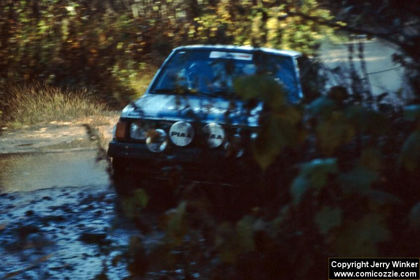 Jason Anderson / Jared Kemp took an inside line in their Dodge Omni to avoid the wreck ahead.