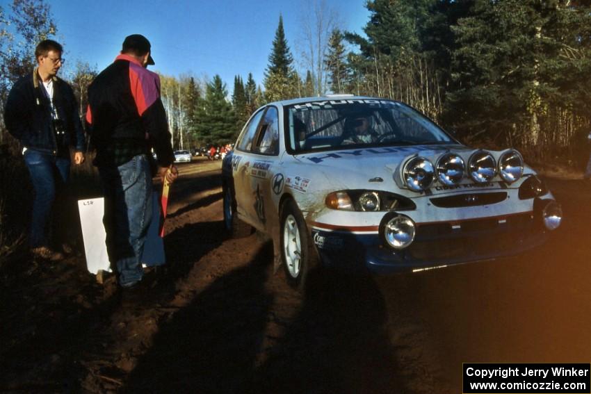 Paul Choinere / John Buffum pull up to the start of Menge Creek 2 in their Hyundai Elantra.