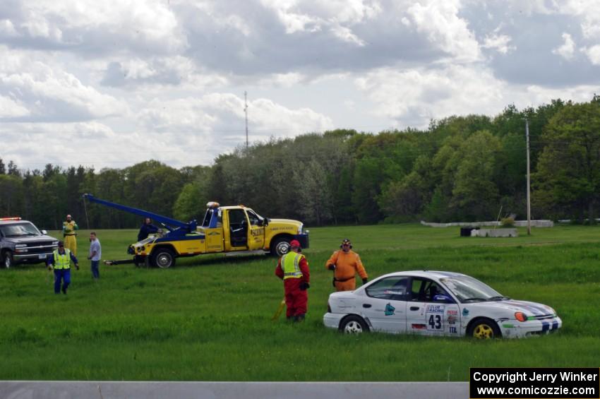 John Glowaski's ITA Dodge Neon ACR gets picked up after DNF'ing the race