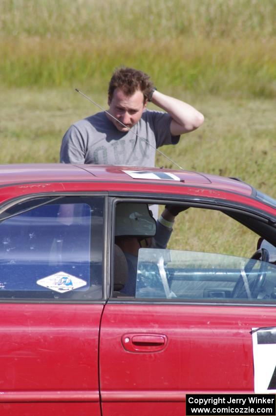 Starter Tim Anderson talks to Kerry Freund in his SA Subaru Impreza 2.5RS at the start line