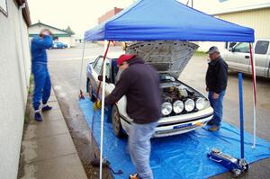 Mike Wray / John Nordlie Subaru Legacy Sport keeps out of the rain at Akeley service (1).