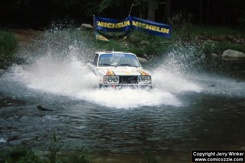 Bill Malik / Farina O'Sullivan Volvo 240 finishes SS1, Stony Crossing.