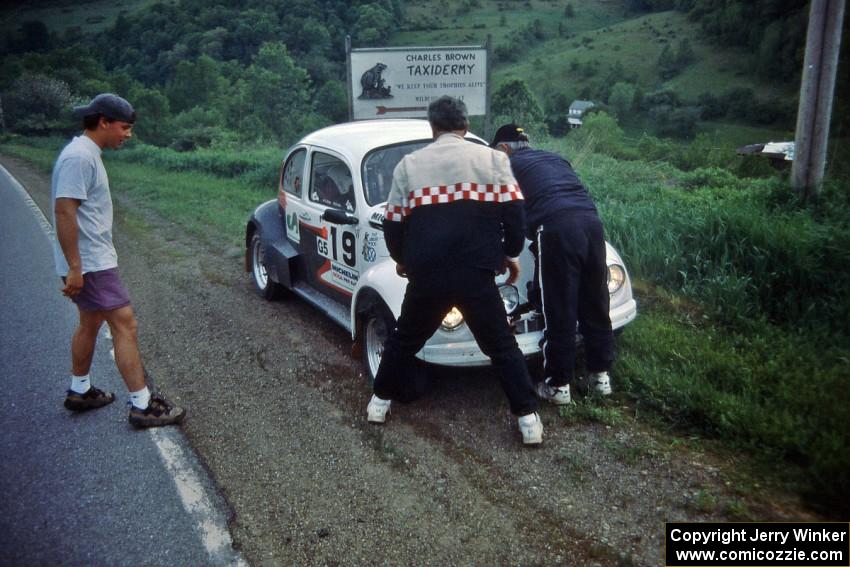 Reny Villemure / Mike Villemure VW Beetle prepare to change a flat on the way to Germania service