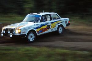 Bill Malik / Farina O'Sullivan Volvo 240 at the spectator point on SS1, Kabekona.