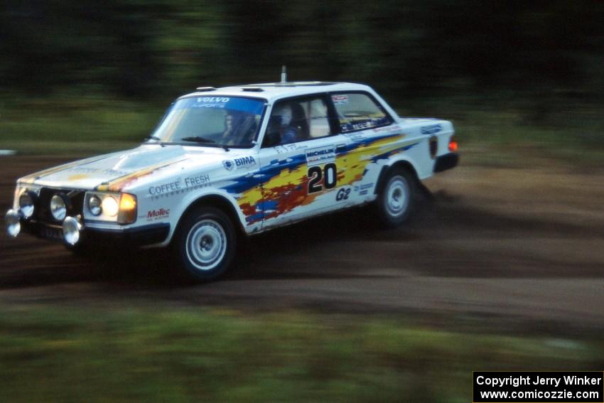 Bill Malik / Farina O'Sullivan Volvo 240 at the spectator point on SS1, Kabekona.