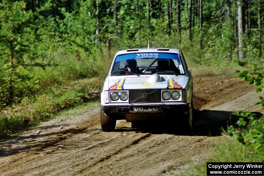 Bill Malik / Farina O'Sullivan Volvo 240 on SS13, Wolf Lake.