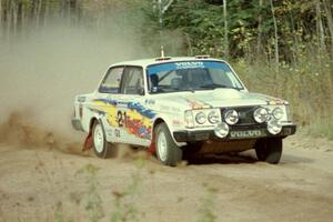 Bill Malik / Farina O'Sullivan at speed in their Volvo 240 through the first corner of Menge Creek I.