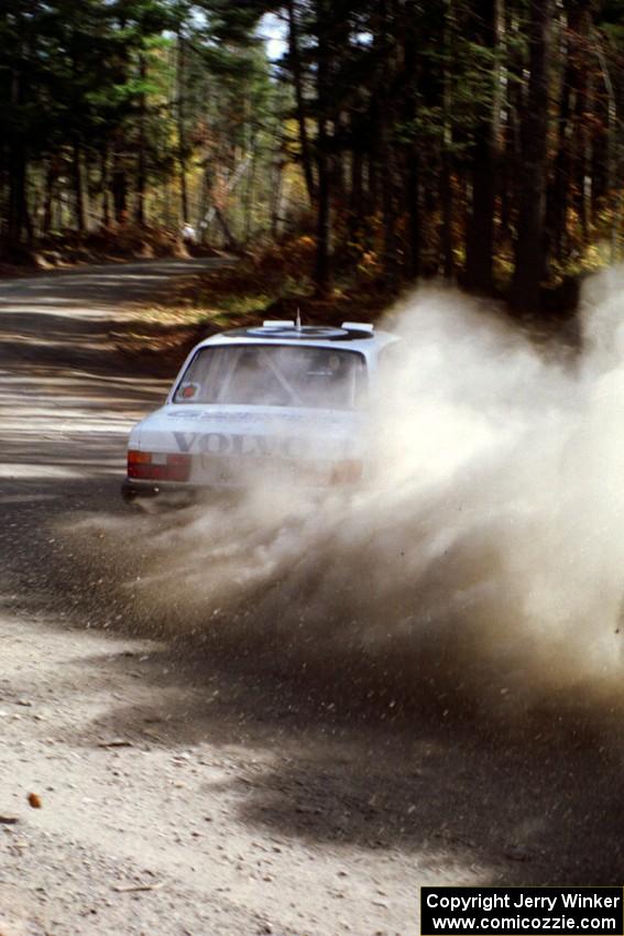 Bill Malik / Farina O'Sullivan throw their Volvo 240 hard into the final corner of SS2.