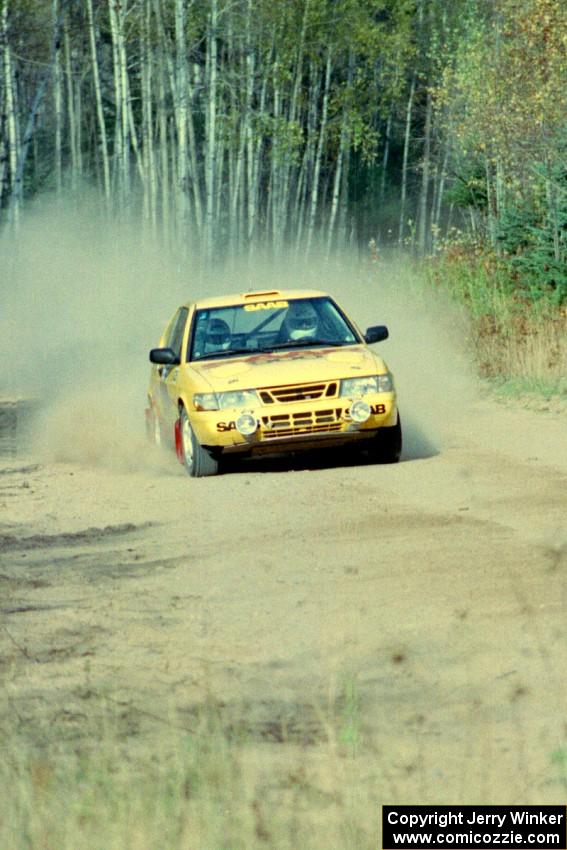 Sam Bryan / Rob Walden blast their SAAB 900 Turbo away from the start of Menge Creek I.