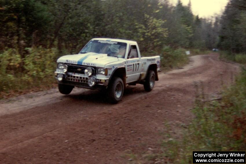 Ken Stewart / Doc Shrader at speed in their Chevy S-10 near the finish of Menge Creek II.