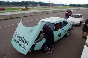 Fart-hinder SAAB 900 and Team Fugu Porsche 924 in the pits