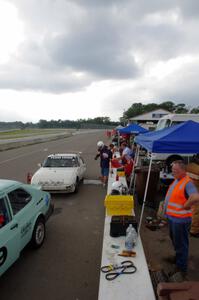Fart-hinder SAAB 900 and Team Fugu Porsche 924 in the pits