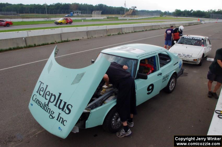 Fart-hinder SAAB 900 and Team Fugu Porsche 924 in the pits