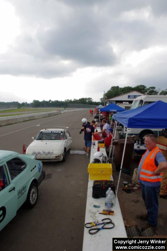 Fart-hinder SAAB 900 and Team Fugu Porsche 924 in the pits