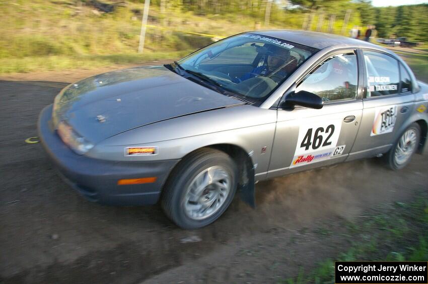 Mike Olson / Jason Takkunen make a hard left onto Parkway Forest Road on SS4 in their Saturn SL2.