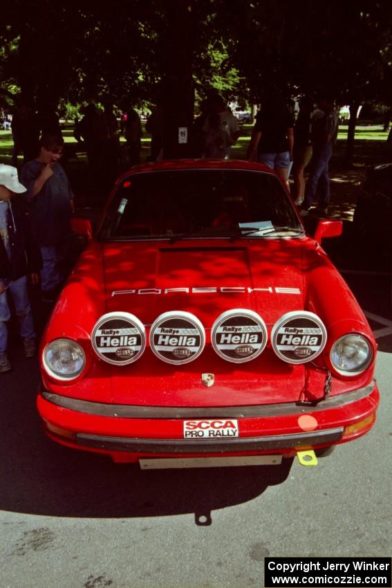 Mike Hurst / Rob Bohn Porsche 911 at the green during the midday break