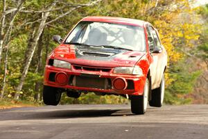 Dennis Martin / Alex Kihurani get airborne over the midpoint jump on Brockway 1, SS11, in their Mitsubishi Lancer Evo IV.