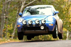 Kenny Bartram / Dennis Hotson at the midpoint jump on Brockway 1, SS11, in their VW New Beetle.